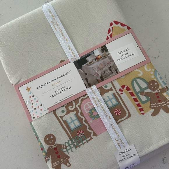NEW Cupcakes and Cashmere Christmas Gingerbread Shimmer Tablecloth oblong - Picture 3 of 7